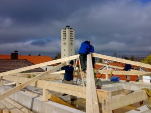 Dachstuhl kurz vor der Fertigstellung - Zimmerei Lenk